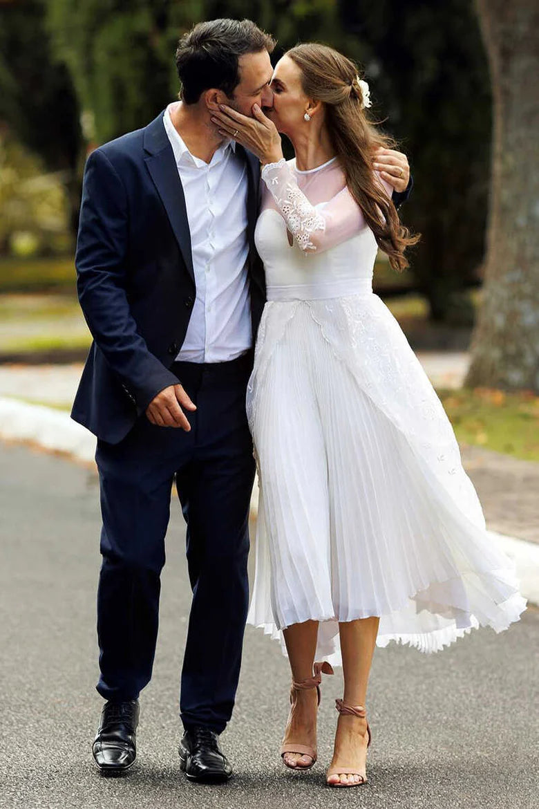 Vestido de novia de manga larga con escote corazón y largo hasta la rodilla